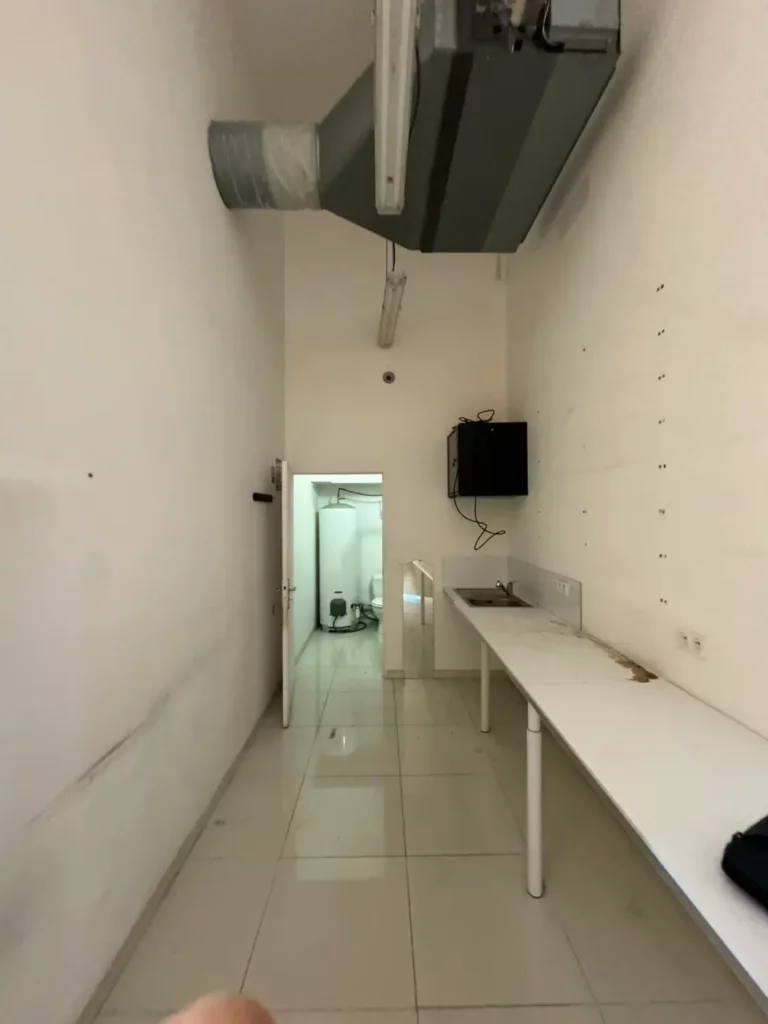 Arrière cuisine en état initial avant rénovation complète, aménagement commerce traiteur Marseille 13 RSTS