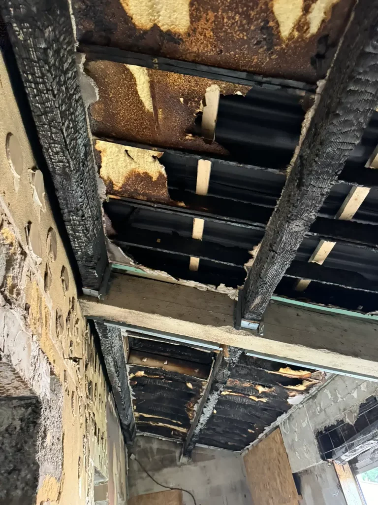 Charpente et chevrons carbonisés après incendie, maison individuelle Marseille 16e état initial avant rénovation RSTS