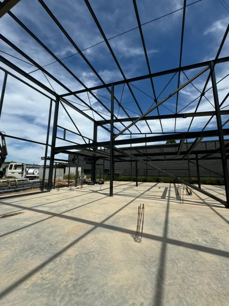 Charpente métallique du R+1 en cours de montage, construction gros oeuvre Bouc Bel Air Bouches du Rhône RSTS