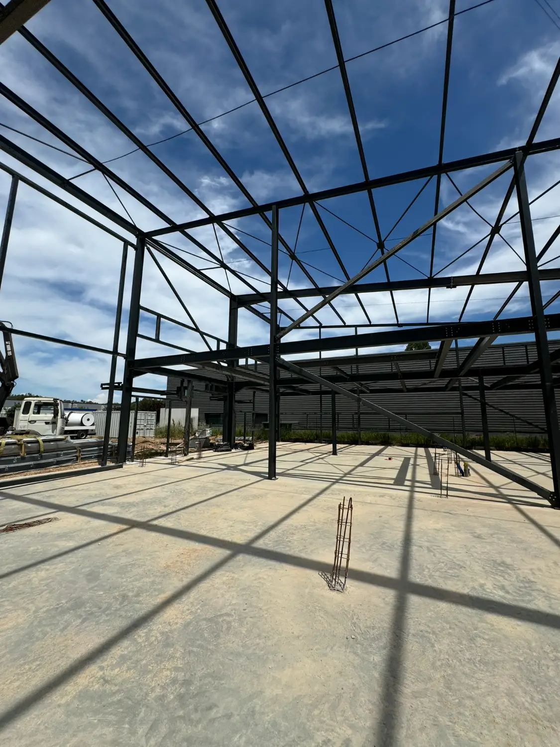 Charpente métallique du R+1 en cours de montage, construction gros oeuvre Bouc Bel Air Bouches du Rhône RSTS