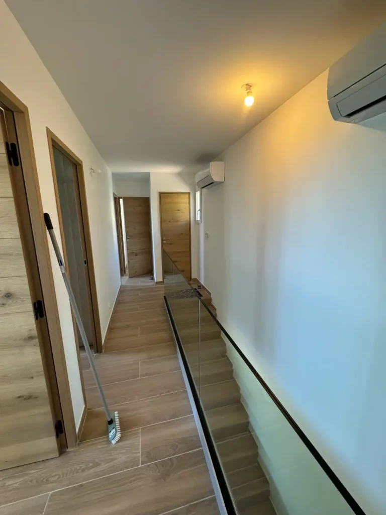 Couloir étage rénové avec carrelage imitation bois et portes intérieures chêne, rénovation post incendie Marseille RSTS