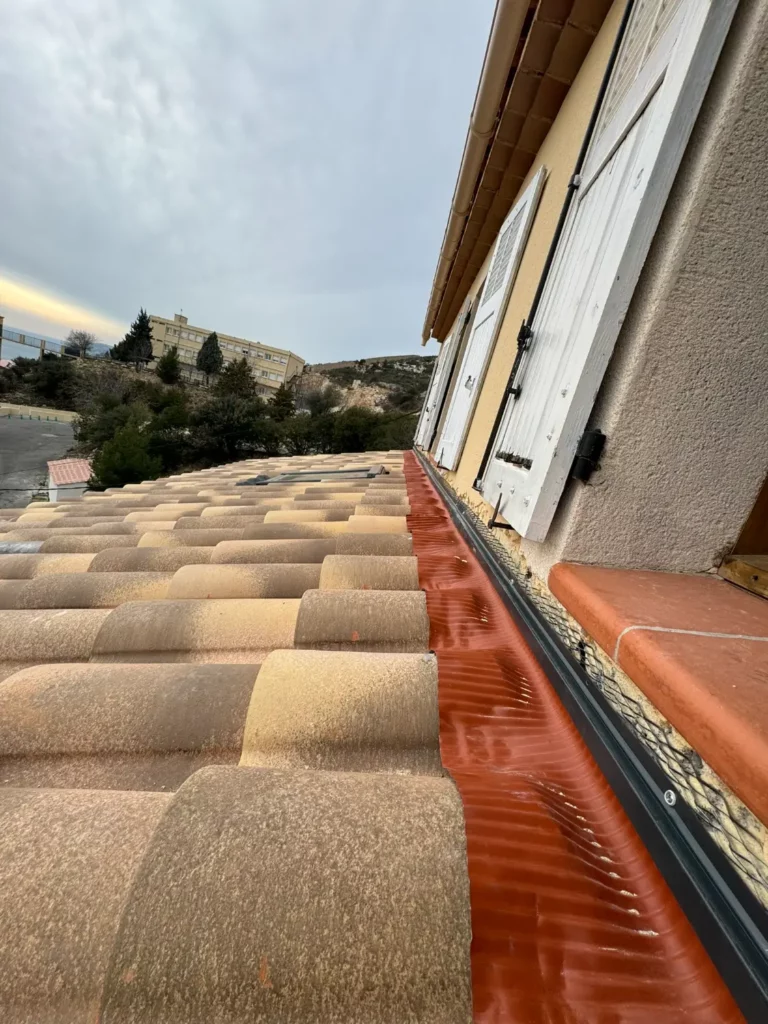 Couverture tuiles canal refaite avec solin plomb en façade sud, maison rénovée après incendie Marseille 16e RSTS