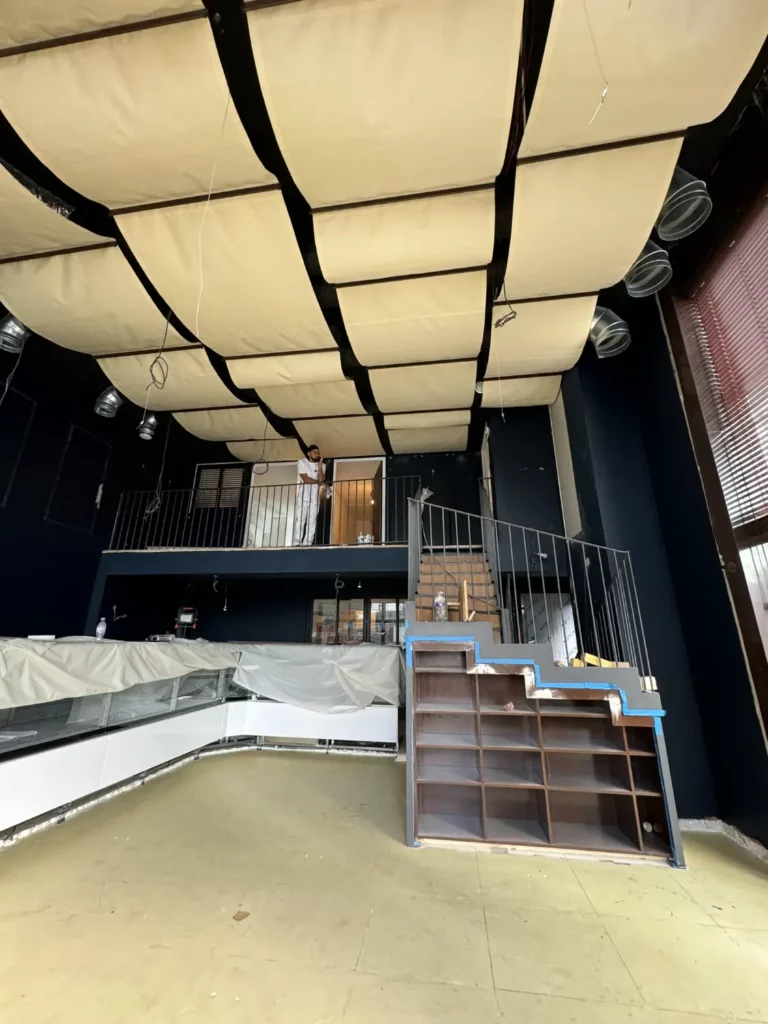Création de mezzanine métallique et pose de faux plafond tissu suspendu en cours, aménagement local commercial Marseille RSTS