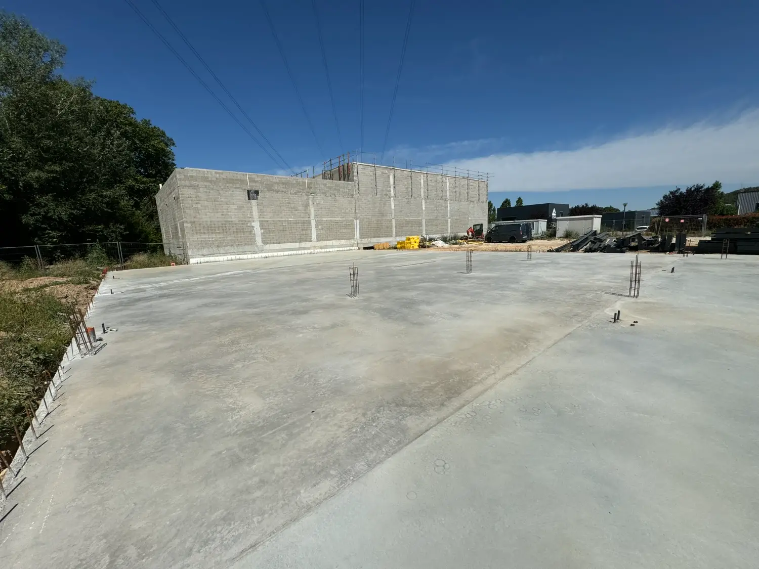 Dalle RDC terminée et murs en agglos creux en élévation, construction neuve bureaux Bouc Bel Air RSTS