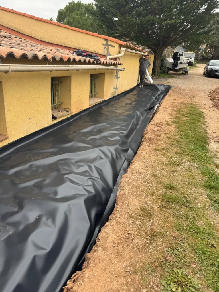 Déroulé de la géomembrane périphérique ARGi Sol en pied de façade, sinistre sécheresse aux Arcs Var RSTS