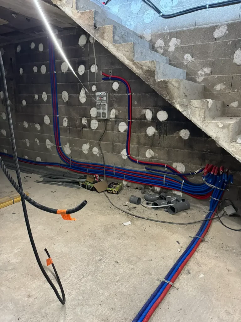 Distribution électrique neuve encastrée en cours de pose, rénovation après incendie Marseille RSTS