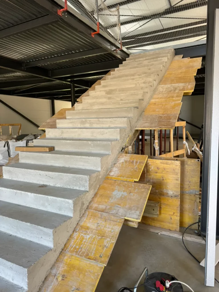 Escalier béton armé coulé en place après décoffrage, gros oeuvre immeuble de bureaux Bouc Bel Air RSTS