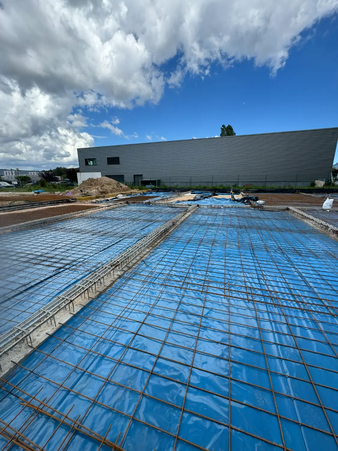 Ferraillage et polyane de la dalle portée avant coulage béton, chantier construction bureaux Bouc Bel Air 13 RSTS