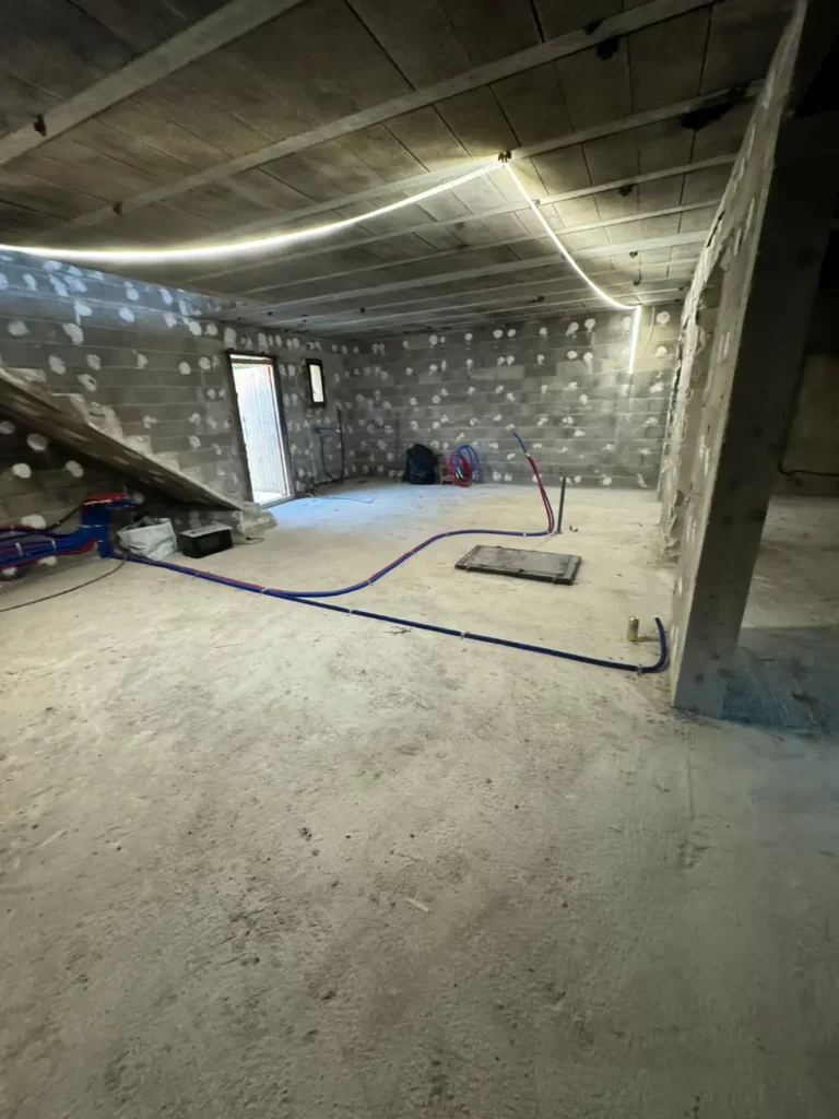 Garage mis à nu en cours de rénovation après sinistre incendie, Marseille 13 travaux RSTS