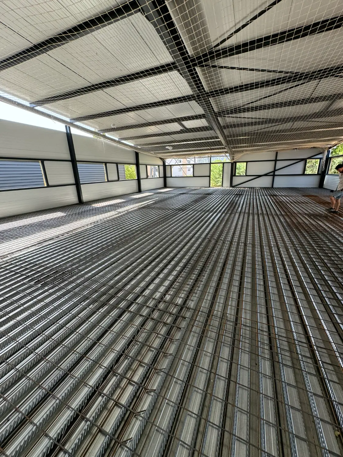 Plancher bac acier cofraplus avec ferraillage en attente de coulage, immeuble bureaux Bouc Bel Air RSTS