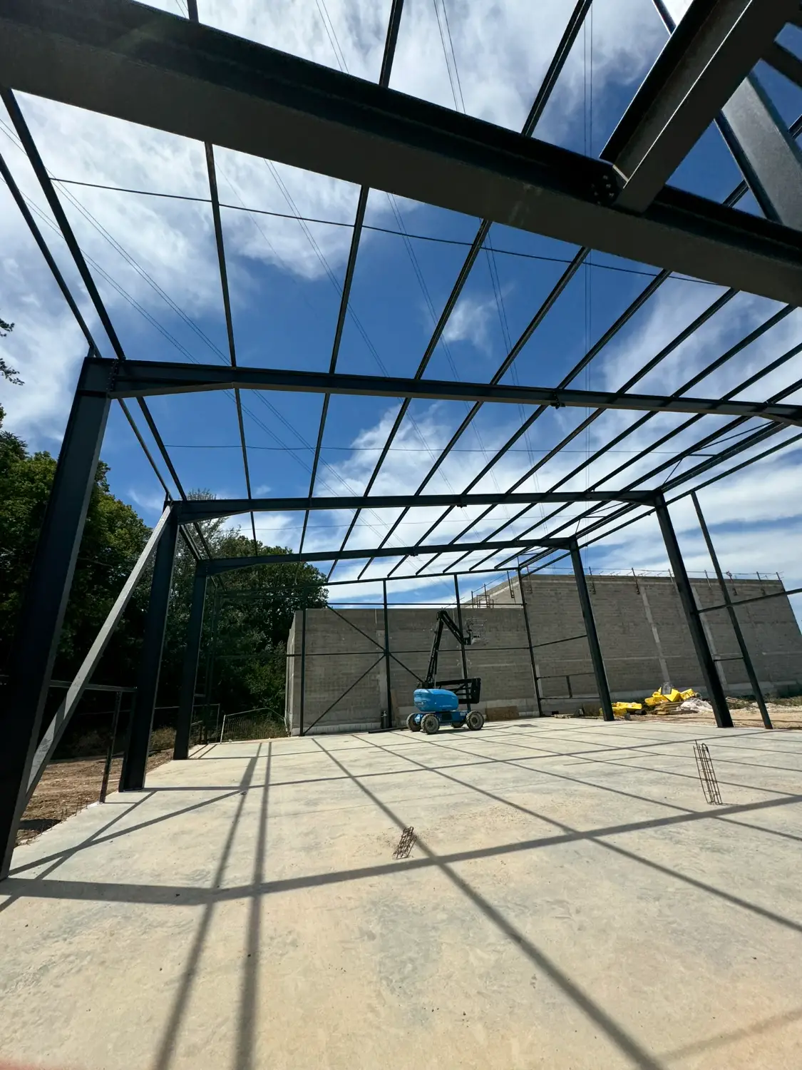Pose de l'ossature métallique sur dalle béton armé, chantier bureaux R+1 Bouc Bel Air RSTS
