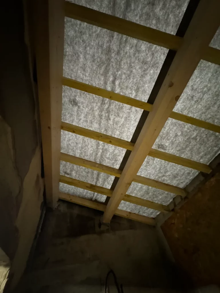 Pose de nouveaux chevrons et écran sous toiture lors de la réfection de charpente après incendie, Marseille RSTS