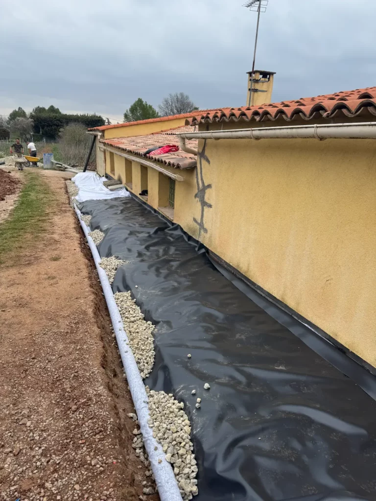 Pose du drain PVC perforé et grave calibrée sur géomembrane périphérique, maison individuelle aux Arcs 83 RSTS