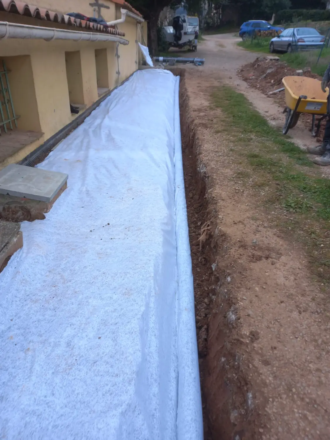 Pose du géotextile non tissé filtrant sur drain et grave calibrée, géomembrane périphérique maison 83 RSTS