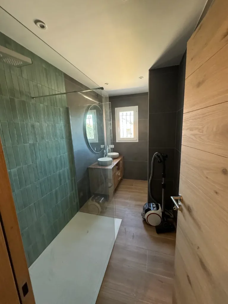 Salle de bain rénovée avec carrelage zellige et paroi de douche en verre securit, maison après incendie Marseille 13 RSTS