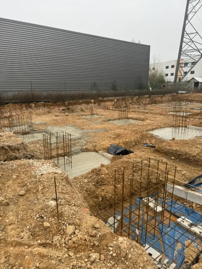 Terrassements et ferraillage des semelles isolées en cours, construction gros oeuvre bureaux Bouc Bel Air RSTS