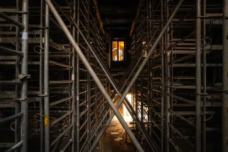 Tours d'étaiement installées en couloir dans immeuble sinistré, sécurisation après incendie Marseille 13001