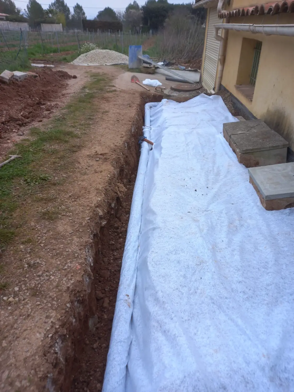 Tranchée drainante périphérique avec géotextile filtrant déroulé, géomembrane maison individuelle Var RSTS