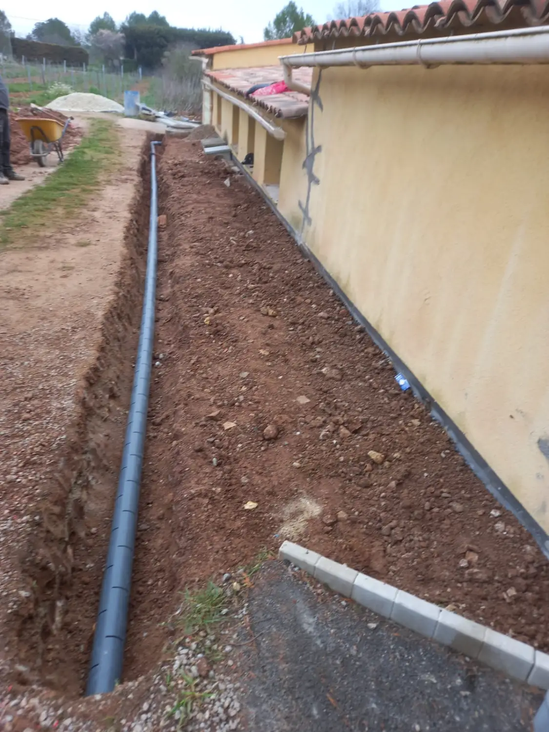 Tranchée périphérique avec drain routier PVC posé avant remblaiement, sinistre RGA aux Arcs Var RSTS