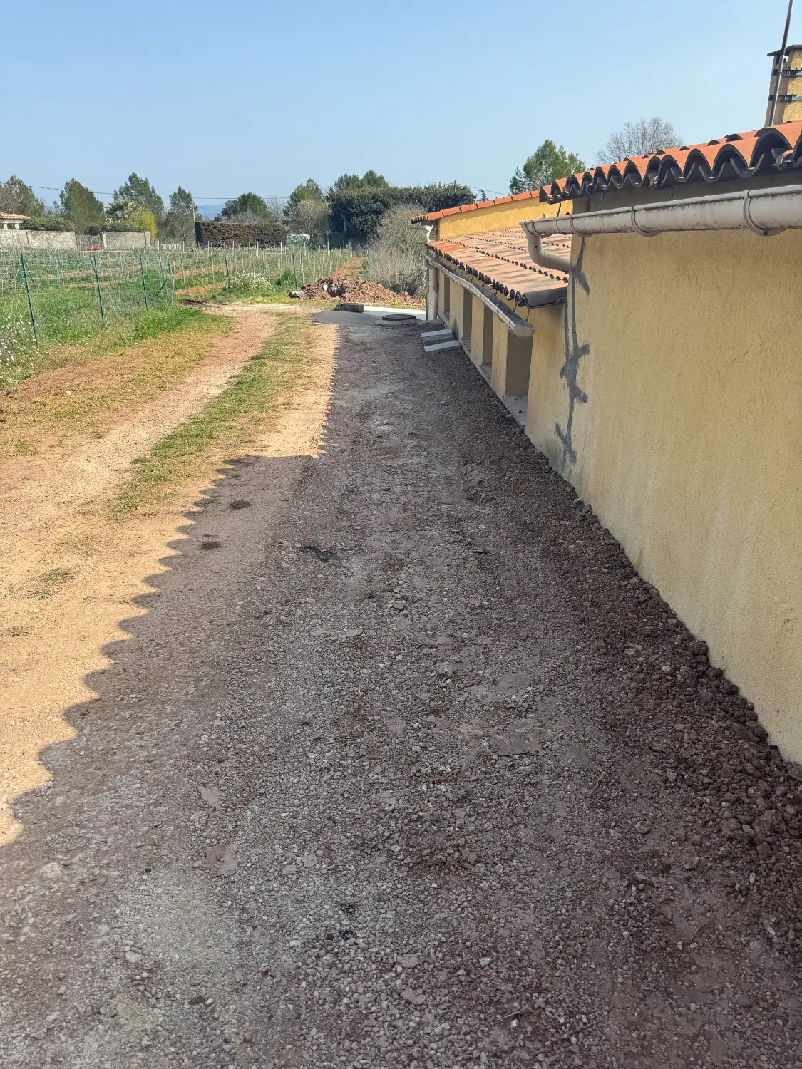 Trottoir béton périphérique et regard carrossable après remblaiement, traitement sécheresse aux Arcs Var RSTS