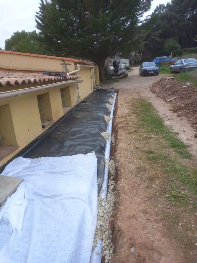 Vue d'ensemble du dispositif géomembrane et géotextile périphérique en tranchée, aux Arcs Var 83 RSTS